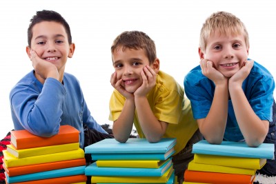 kinderen op boek Copyright (c) 123RF Stock Photos