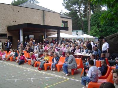 Kinderen zitten op speelplaats